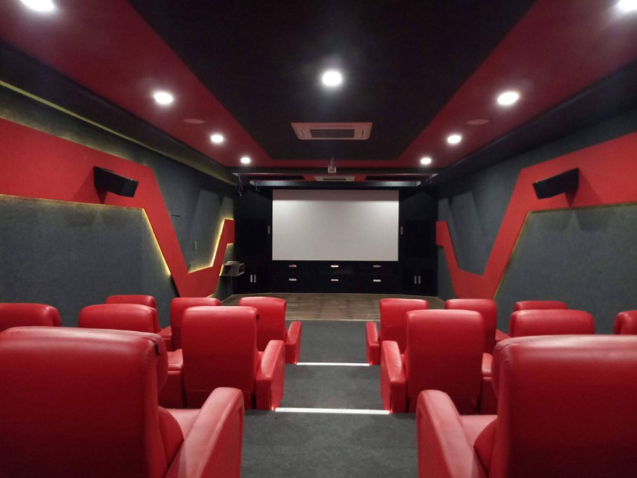 Вестибюль кинотеатра