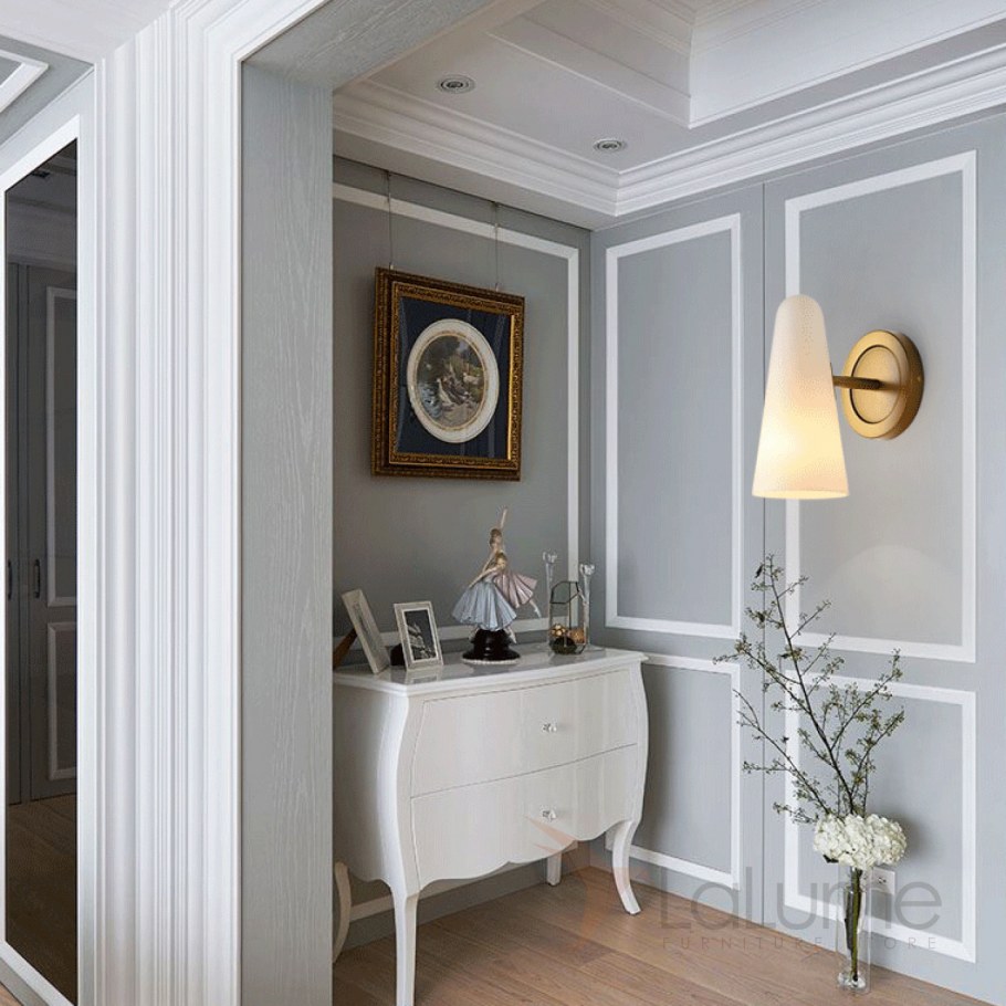 Синяя стена с молдингами