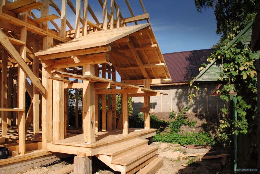 Деревянное крыльцо с навесом