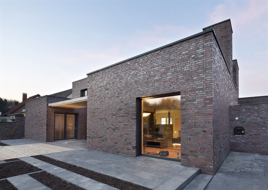 Современный дом из красного кирпича