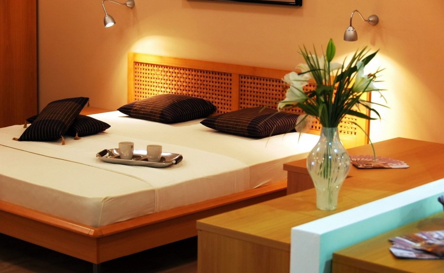 Стол для гостиничного номера