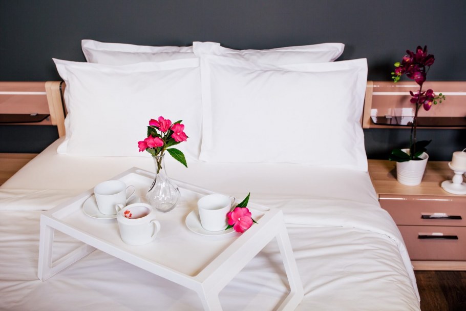 Цветы на белой постели