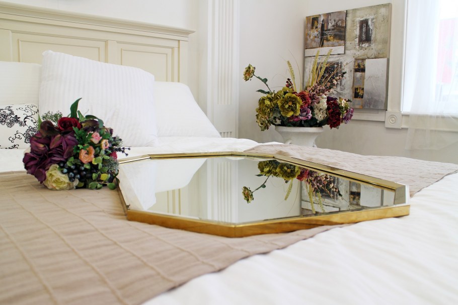 Много цветов на кровати