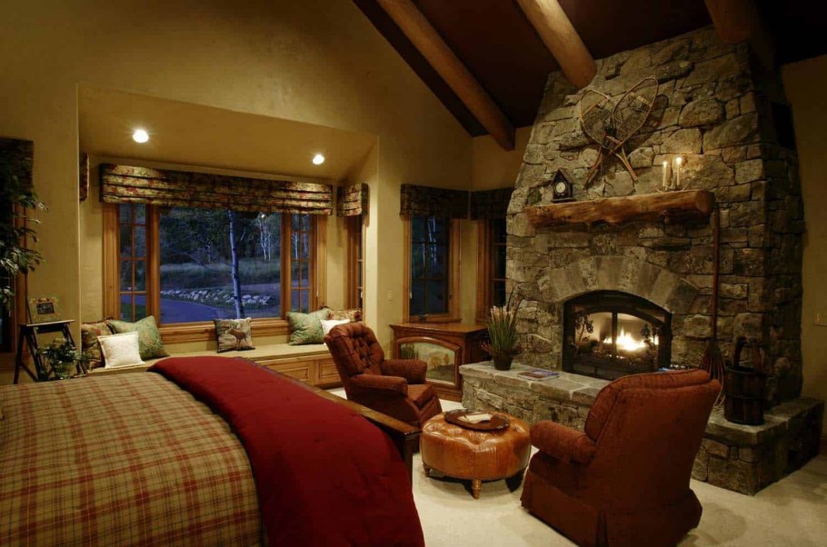 Спальня с камином