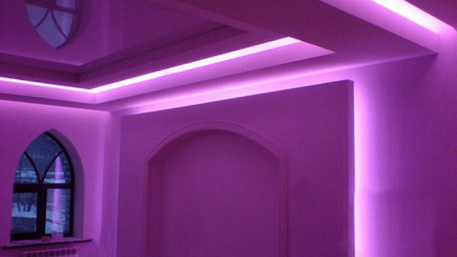 Натяжной потолок с фиолетовой подсветкой