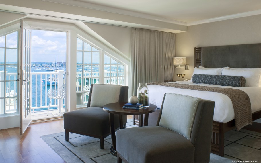 Спальня с балконом в частном доме