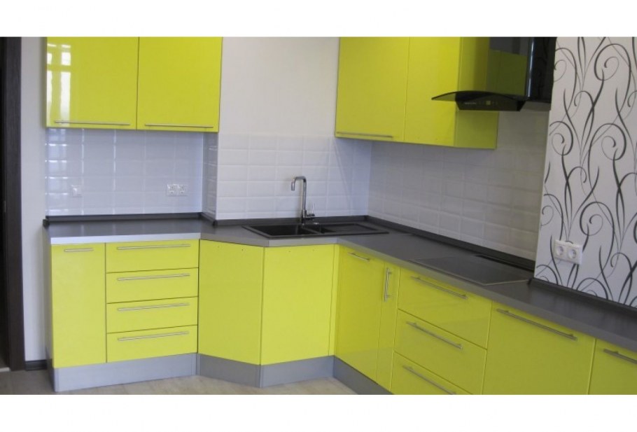 Белая кухня с желтым фартуком