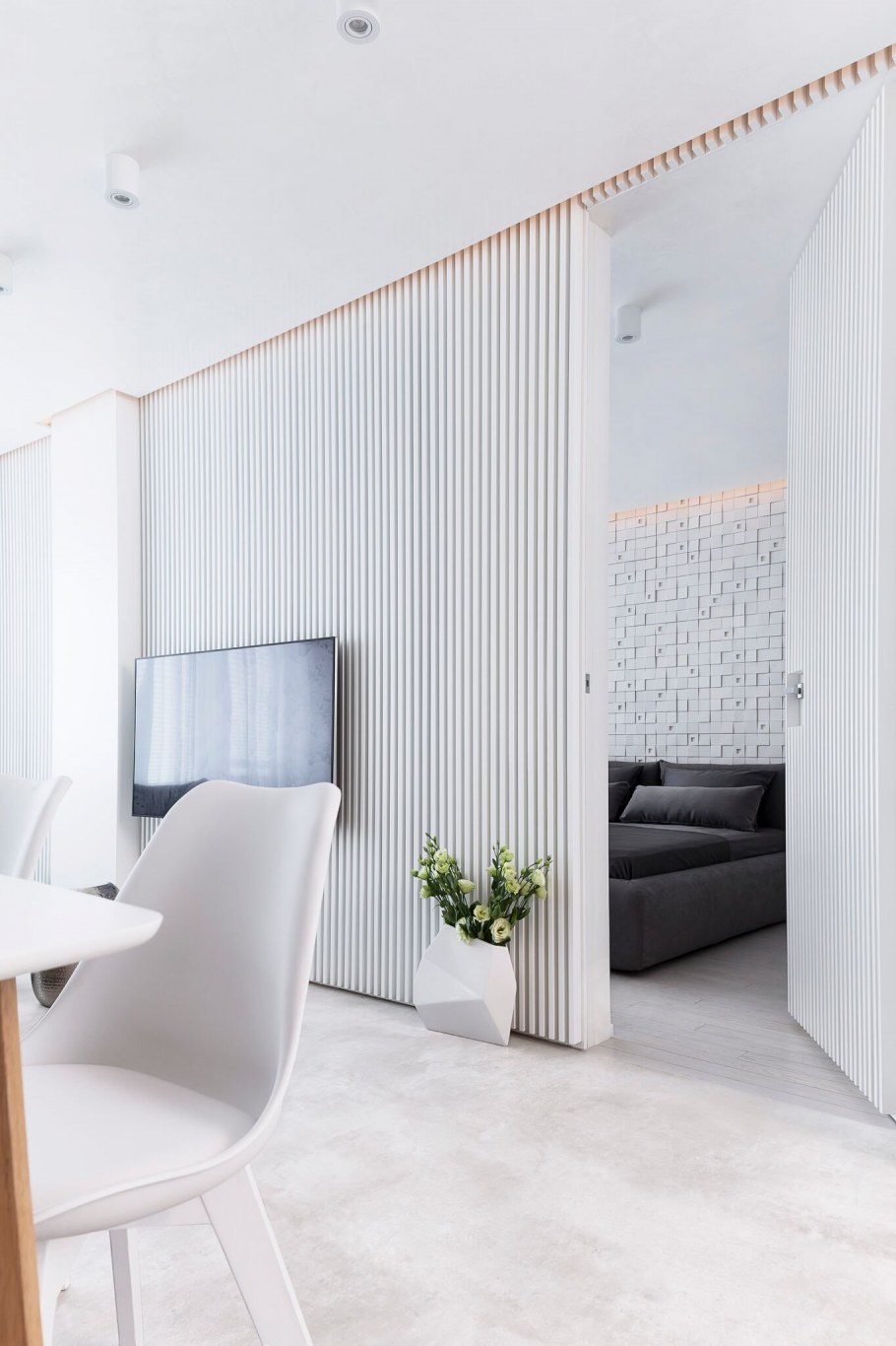 Интерьер белой гостиной в современном стиле