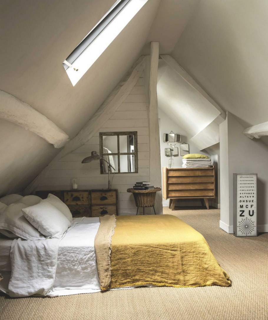 Спальня с косой крышей