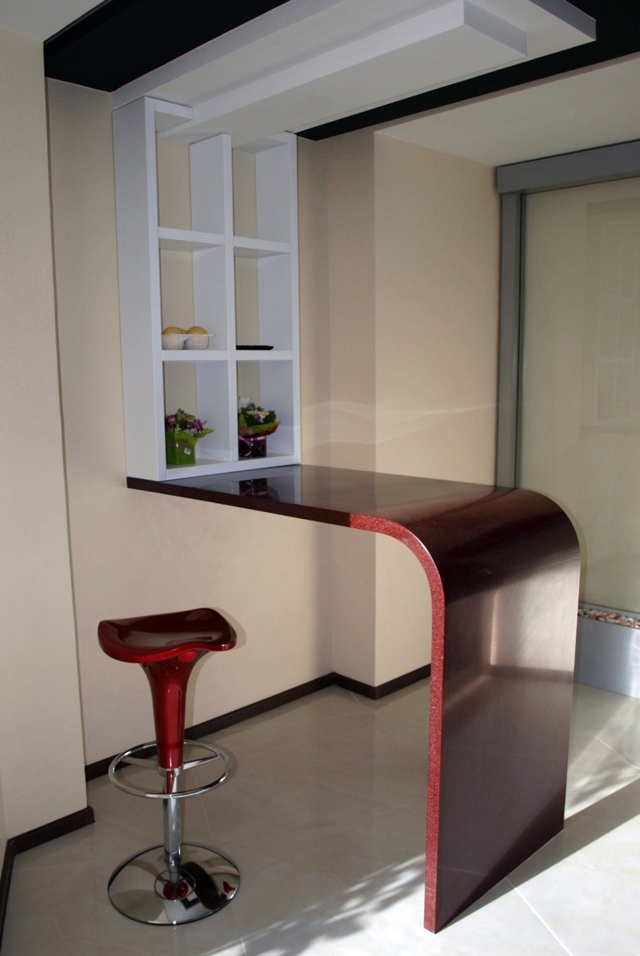 Угловая кухня с барной стойкой