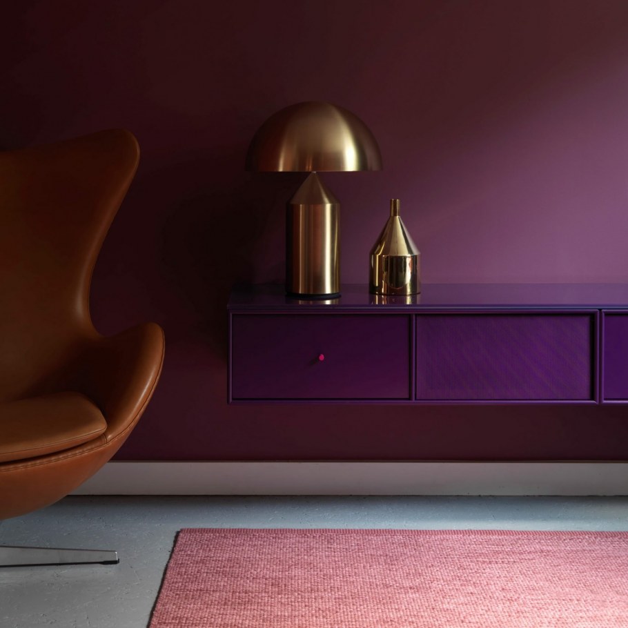 Фиолетовая стена