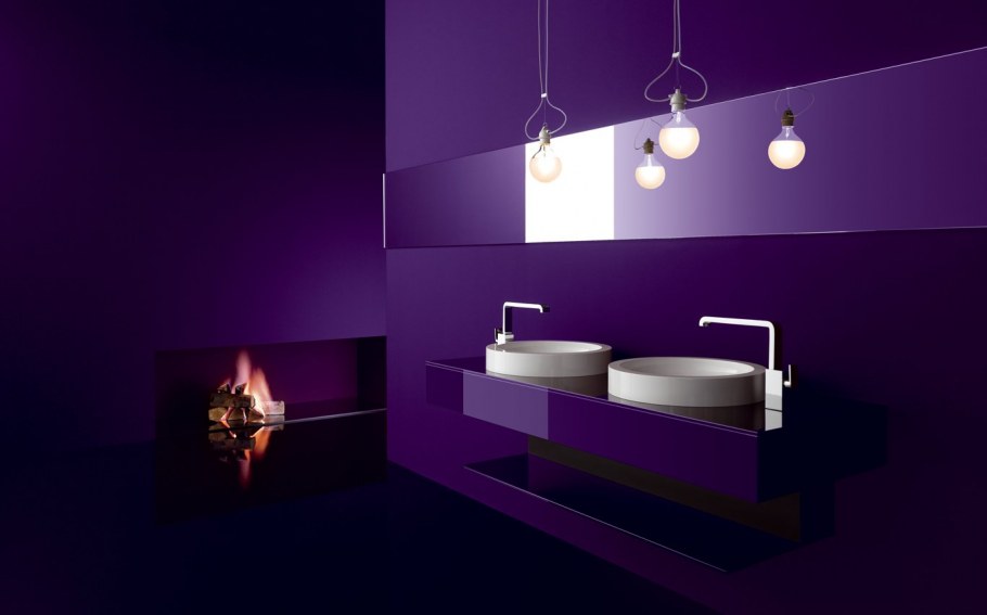 Фиолетовые стены в офисе