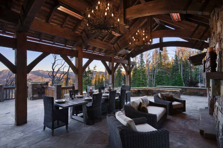 Закрытая веранда в стиле Шале