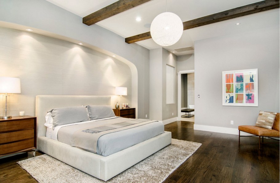 Спальня с деревянным полом