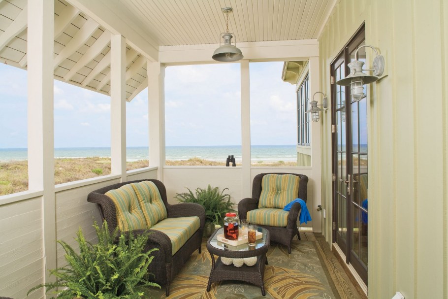 Веранда пристроенная к дому с видом на море