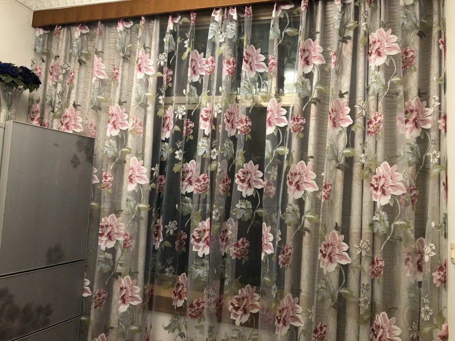 Пыльно розовые шторы в интерьере