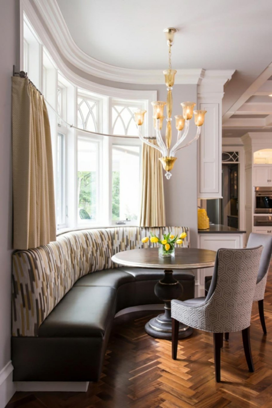 Обеденная зона в эркере