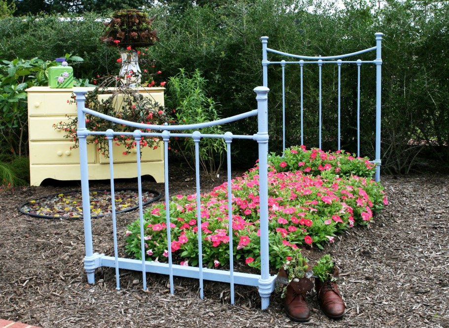 Старая железная кровать на даче