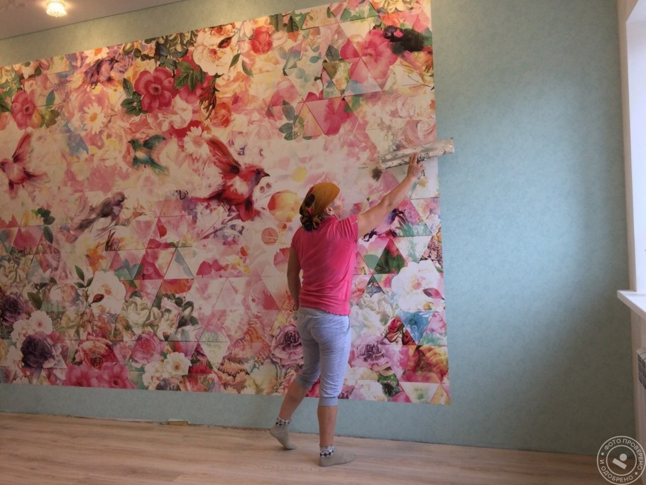 Оклеивание стен фотообоями