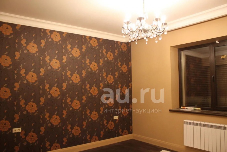 Потолок оклеенный обоями