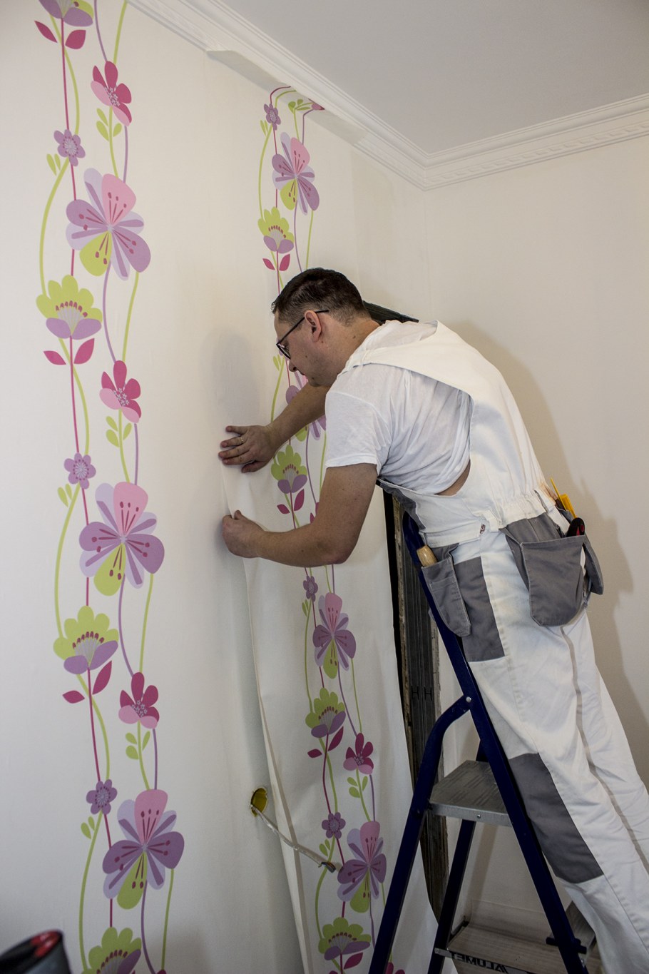 Варианты поклейки обоев в деревенском доме