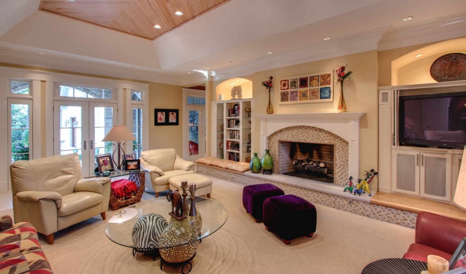 Гостиная с камином в доме