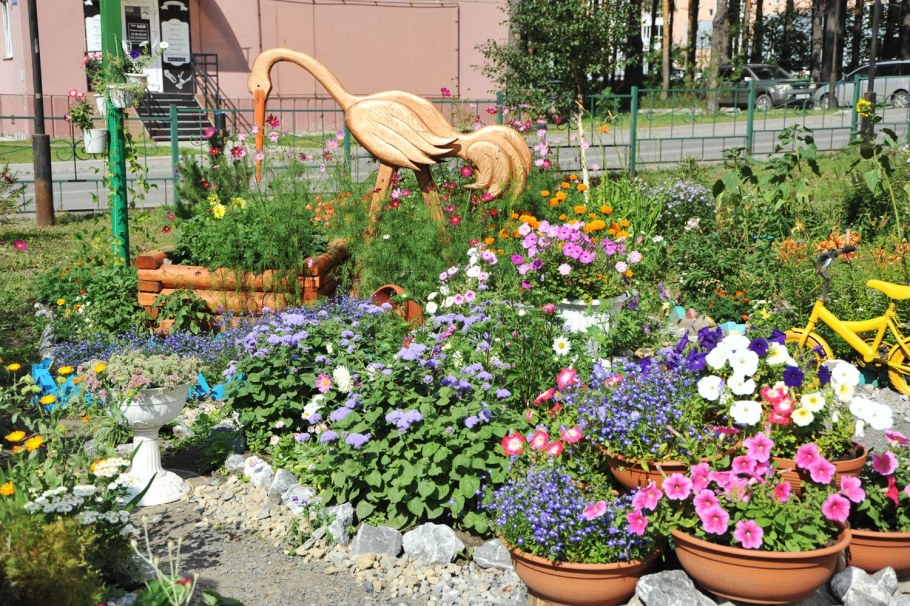 Клумбы для цветов во дворе