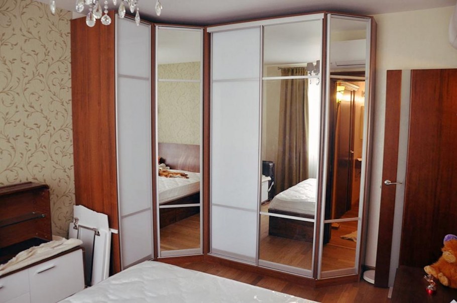 Угловой зеркальный шкаф купе в спальню