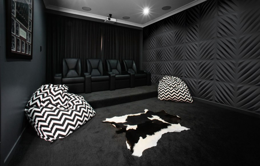 Комната с черными стенами