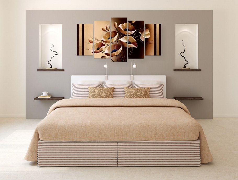 Полка над изголовьем кровати