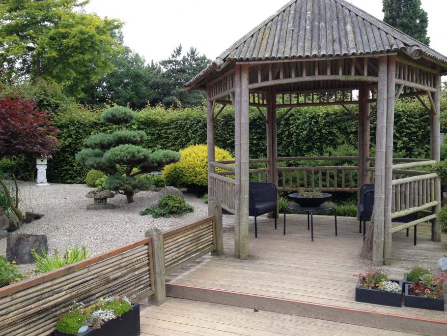 Беседка в японском саду