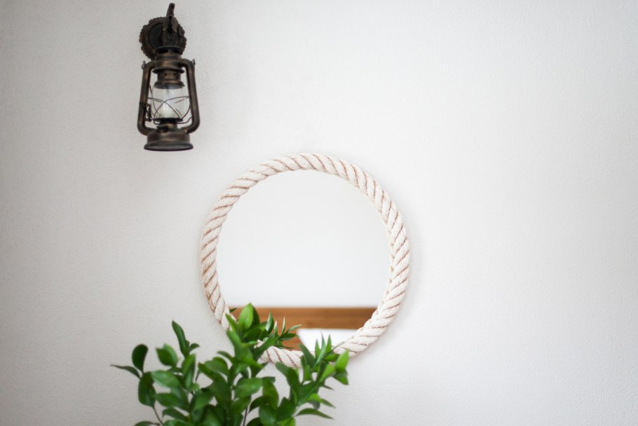 Круглое зеркало в ванной