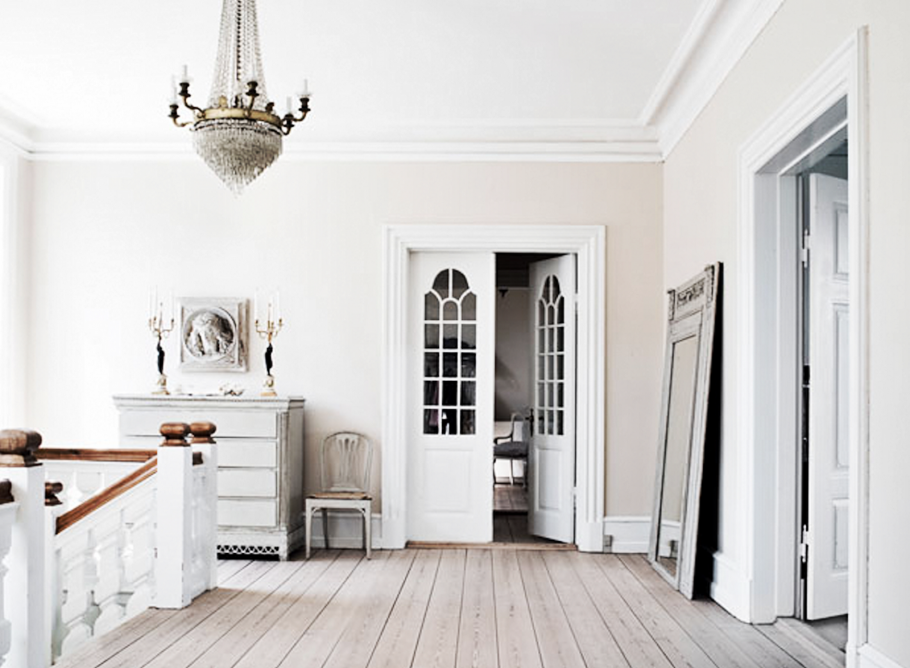 Дверь в комнату белая