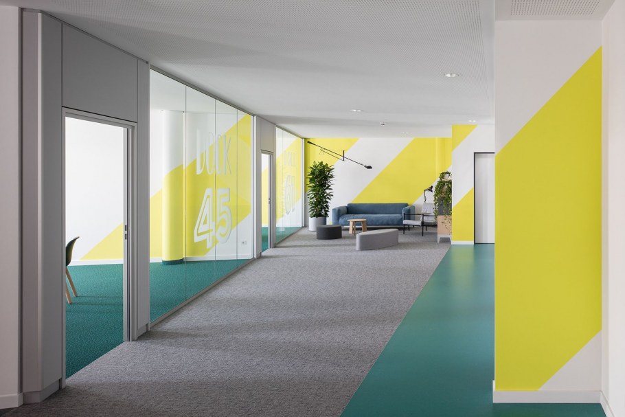 Желтые стены в офисе