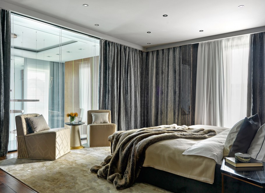 Кресло у окна в гостиной