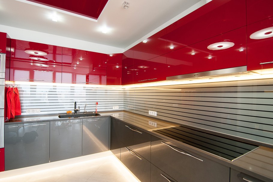 Красная кухня в стиле хайтек