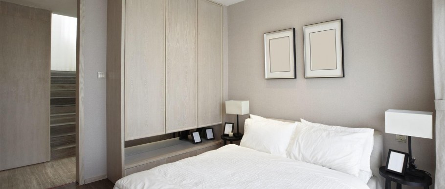 Стены в спальне кофе с молоком