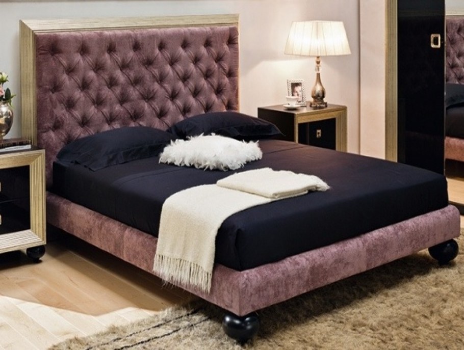 Кровать с каретной стяжкой в интерьере