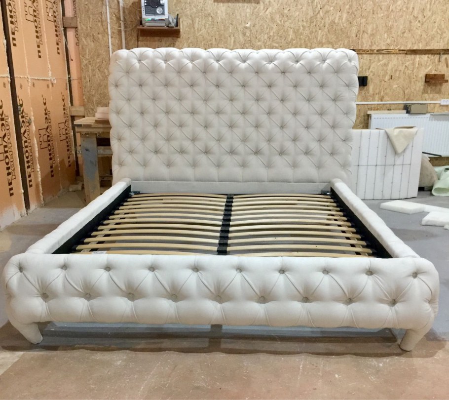 Кровать Лиора с каретной стяжкой