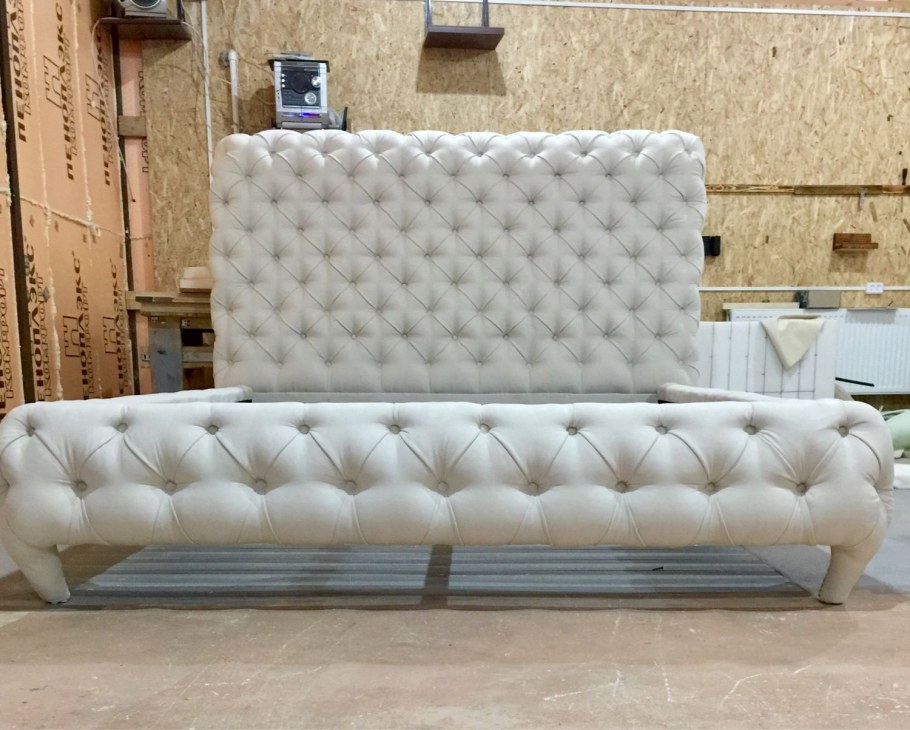 Кровать Лиора с каретной стяжкой