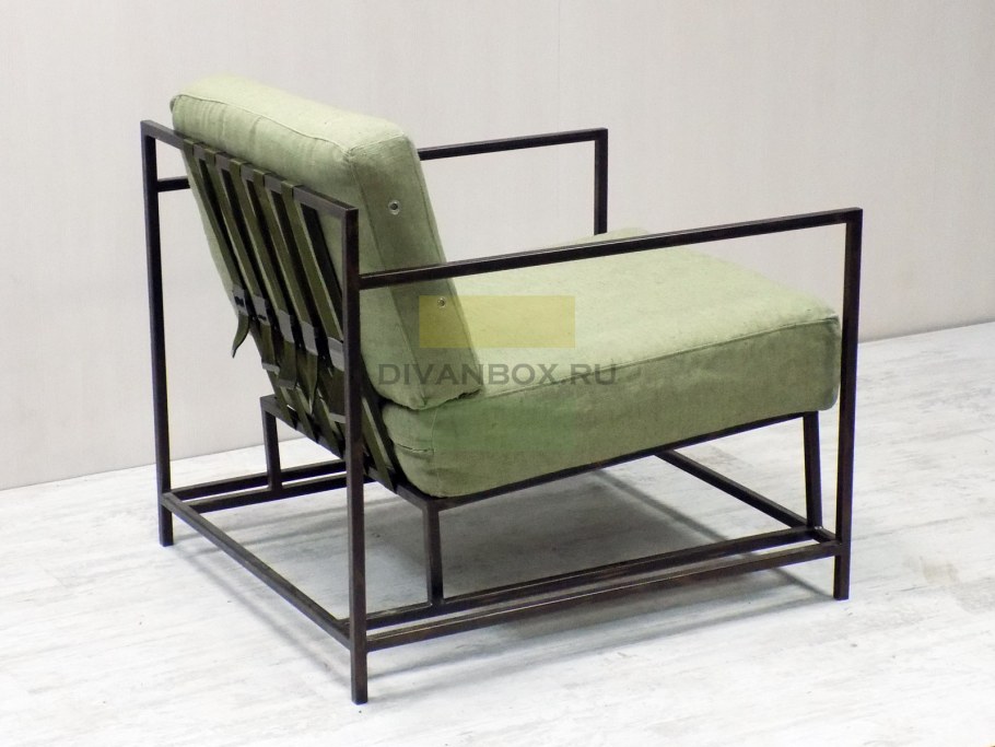 Кресло на металлическом каркасе