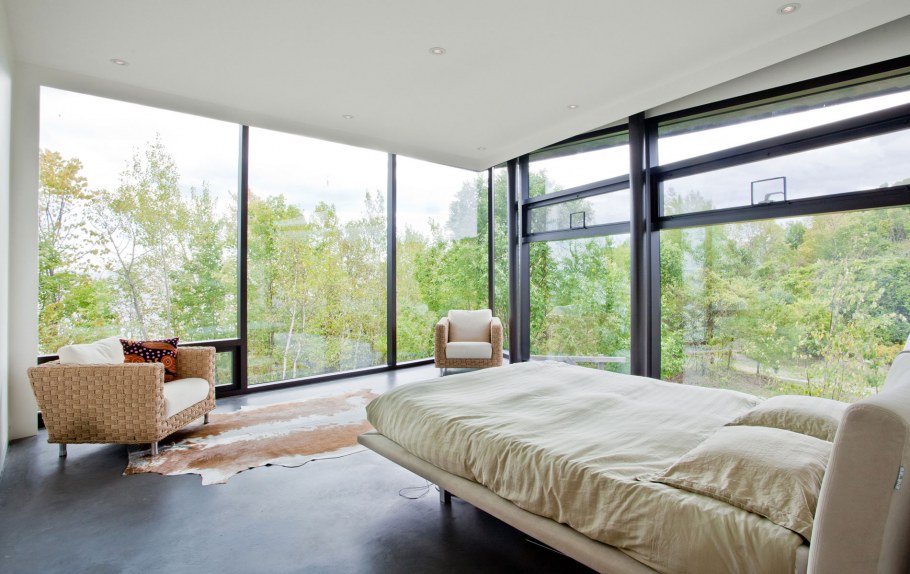 Спальня с панорамными окнами в доме
