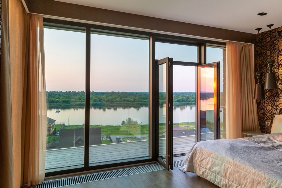 Панорамные окна у реки