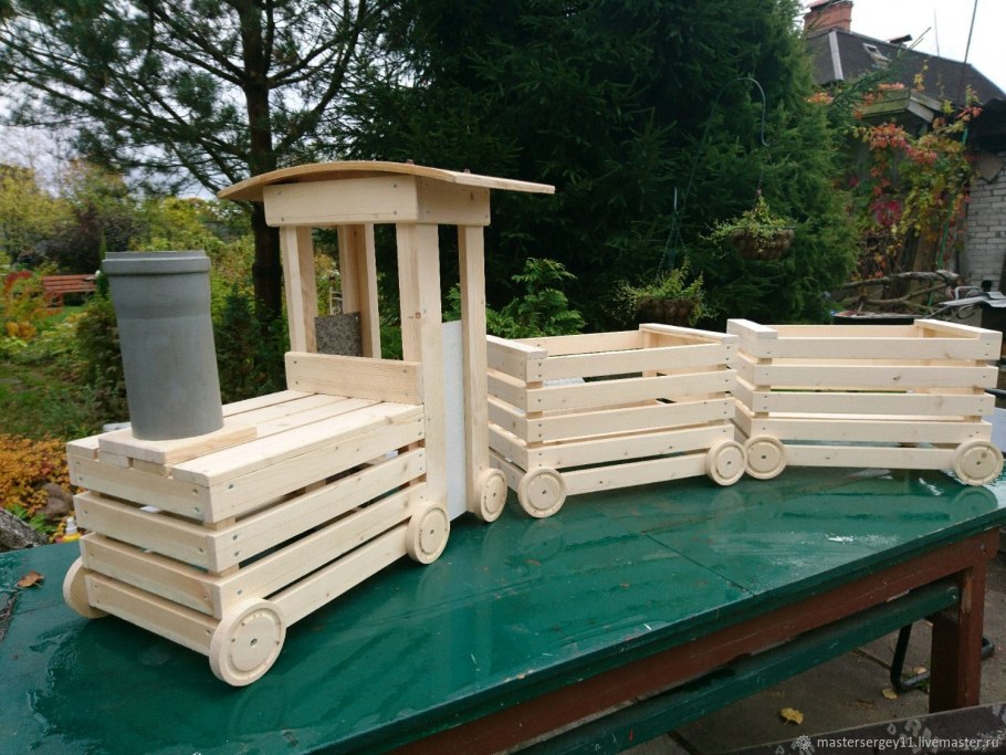 Деревянные клумбы паровозики