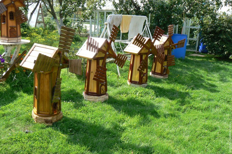 Мельница декоративная в ландшафте