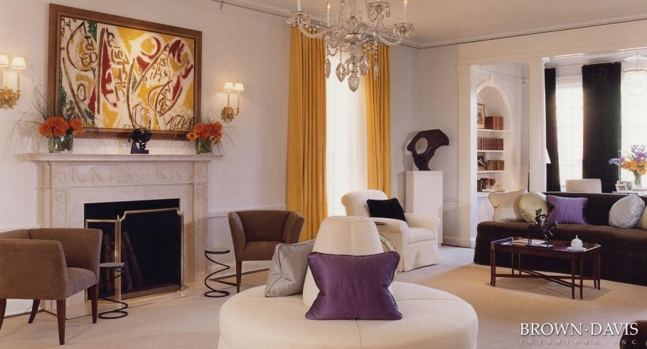 Сочетание цвета кофе с молоком в интерьере гостиной и яркий диван