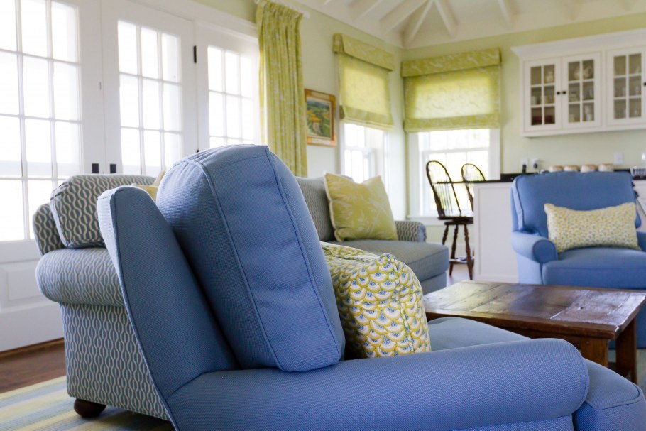 Зеленое кресло в спальне