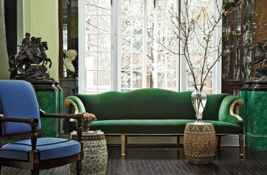 Диван и кресла в интерьере гостиной