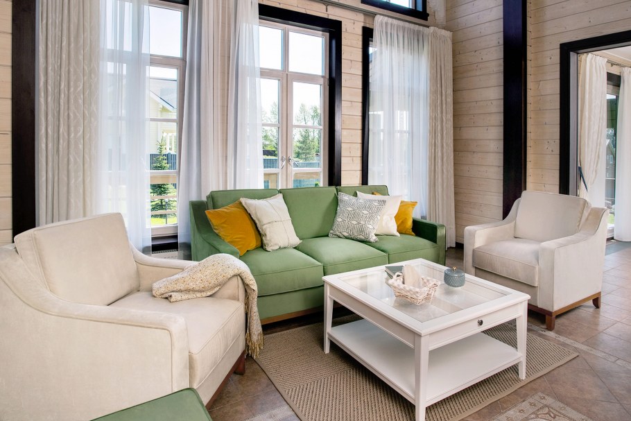 Зеленый диван в интерьере студии