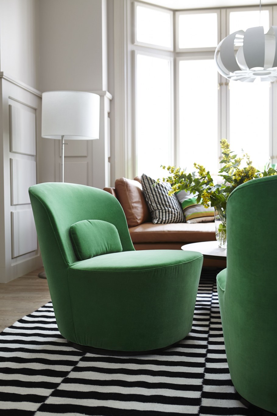 Яркий диван в бежевом интерьере